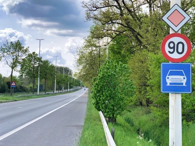 A motor road with two lanes in each direction and a central reservation, with an additional speed limit.