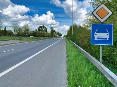 A motor road with two lanes in each direction and a central reservation, without an additional speed limit.