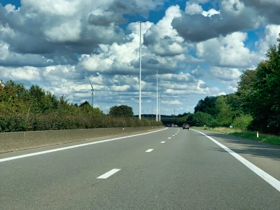 La vitesse maximale autorisée sur une autoroute est de 120 km/h.