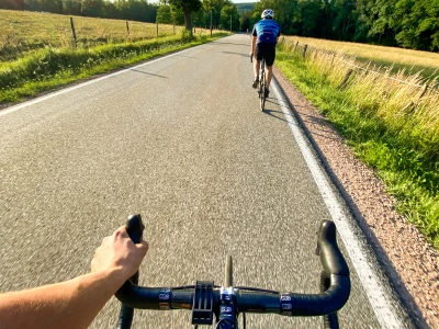 Un cycliste.