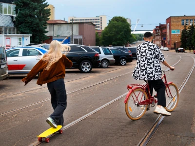 Plusieurs moyens de transport comme une planche à roulettes, un vélo, un tram, une voiture, etc.