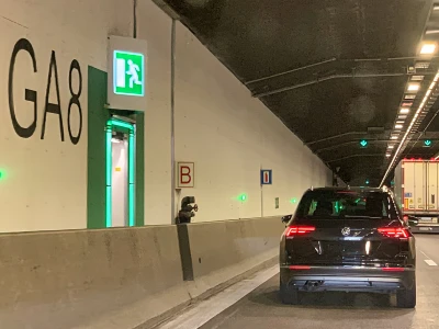 La sortie de secours dans un tunnel.