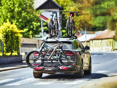 Il vaut mieux transporter les vélos derrière la voiture et non sur le toit.