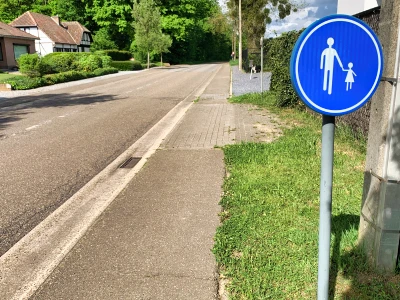 Un trottoir avec le panneau D11.