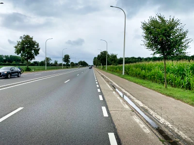 Deux bandes de circulation par sens sans berme centrale.