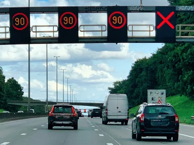Dynamische rijstrooksignalisatie op de autosnelweg.
