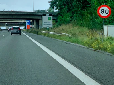De snelheid kan beperkt zijn op een autosnelweg.