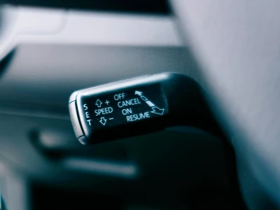 Cruise control oftewel een snelheidsregelaar.