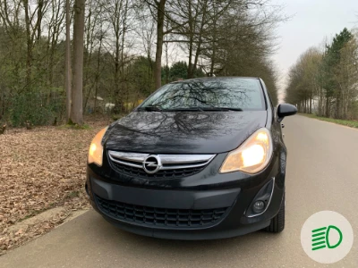 Dimlichten van een auto, ook wel de gewone lichten genoemd.