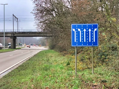 Als je aanwijzingsborden volgt en een bestemming gekozen hebt met bijhorende rijstrook is er geen sprake van inhalen.