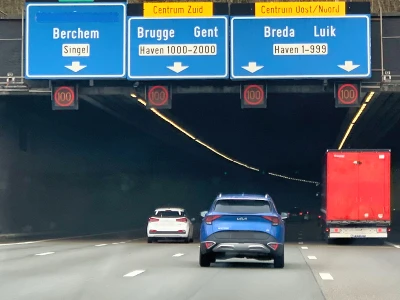 Als je aanwijzingsborden volgt en een bestemming gekozen hebt met bijhorende rijstrook is er geen sprake van inhalen.