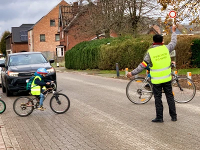 Een gemachtigd opzichter helpt kinderen oversteken.