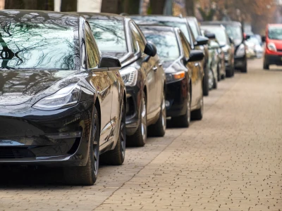 Een rij geparkeerde auto’s.