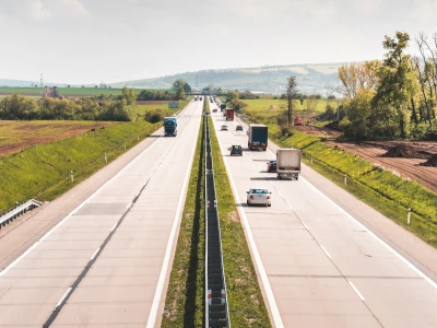 Overzichtsfoto van een snelweg met inhalende voertuigen.