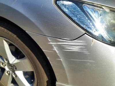Lakschade of krassen door een lichte aanrijding.