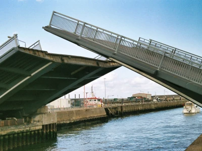 Een opgehaalde brug.
