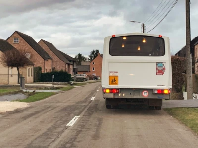 Een schoolbus met de beide richtingaanwijzers aan.