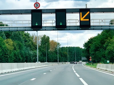 Een pijl die aangeeft dat je de spitsstrook moet verlaten.