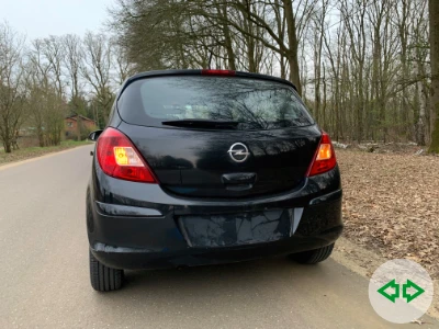 De beide richtingaanwijzers, ook wel de vier pinkers genoemd achteraan een auto.